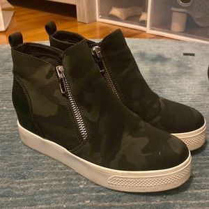 Barely worn camo Steve Madden sneaker/wedge size 7.5